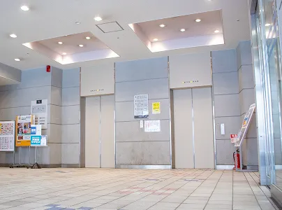 ② 銀行の間のエレベーター