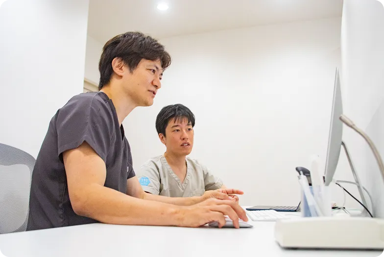 チーム診療で支え、診察後もLINEでフォローします
