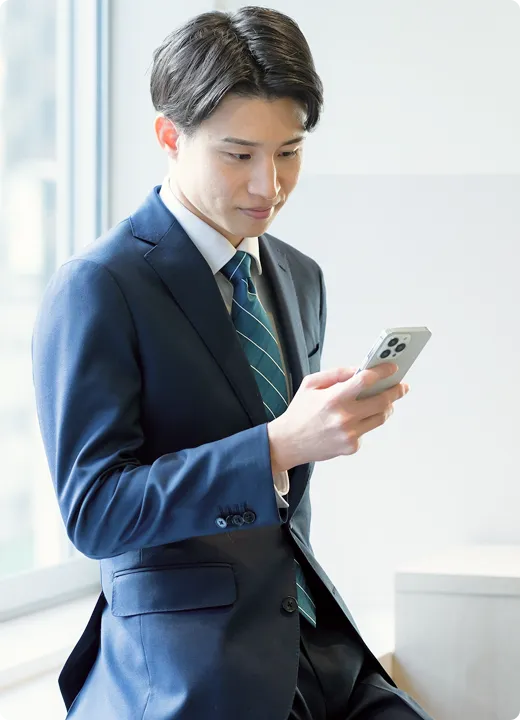 スマートフォンを操作する男性