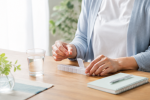 甲状腺ホルモン薬を水や薬ケースと一緒に準備する様子